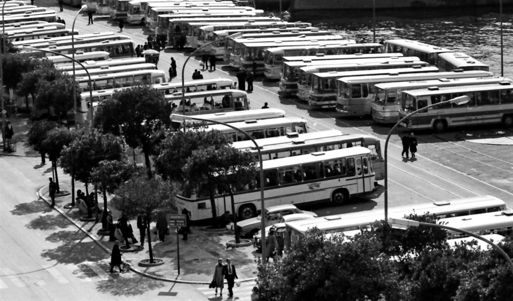 Autobus jugoslavi lungo le Rive per gli acquisti a Ponterosso - L’incredibile storia degli acquisti a Ponterosso
