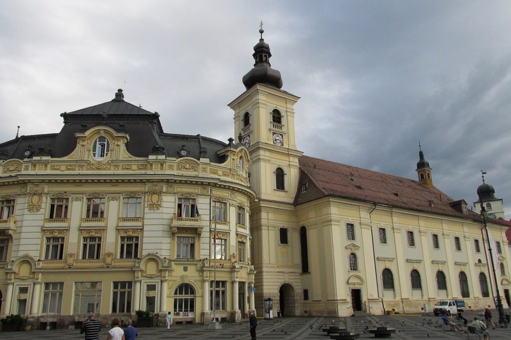 Romania la piccola Europa. Sibiu. Scorcio di Piazza Grande. Foto LB