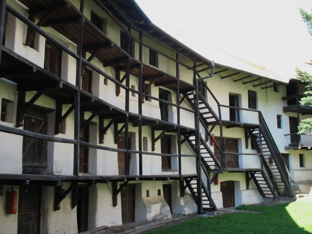  Viaggiare i Balcani: Prejmer. Dettaglio interno della fortificazione. Romania la piccola Europa. Transilvania Bucovina Bucarest.  