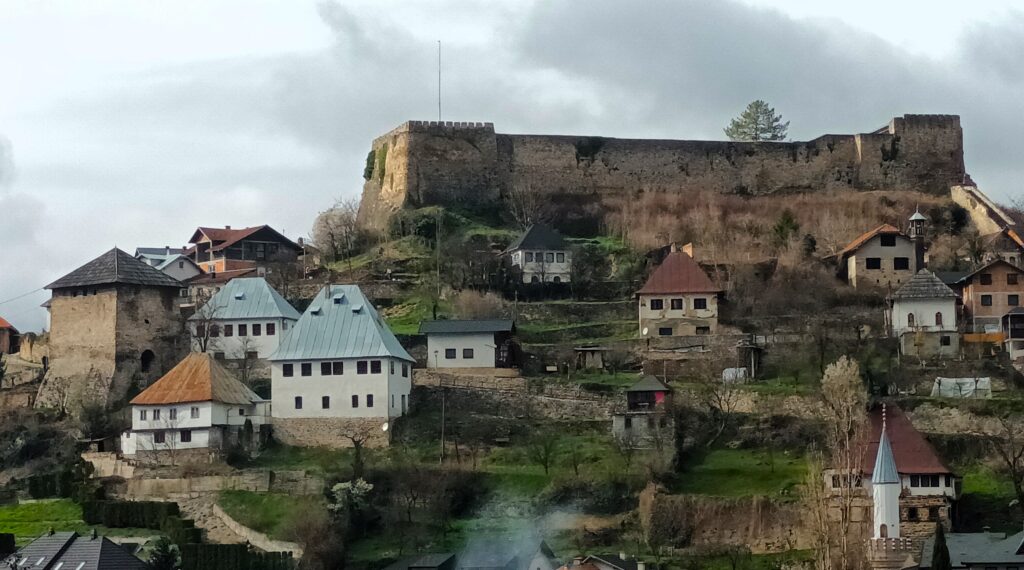 Jajce. La fortezza medievale e le abitazioni tipiche ai suoi piedi. Foto LB