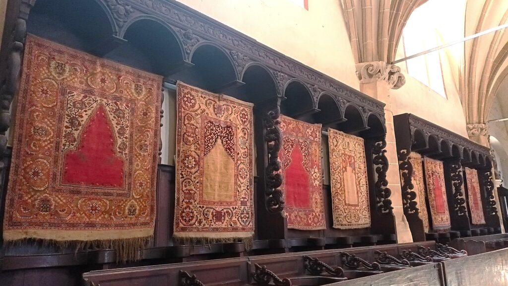 Brașov. Tappeti orientali ex voto nella Chiesa nera. Foto LB