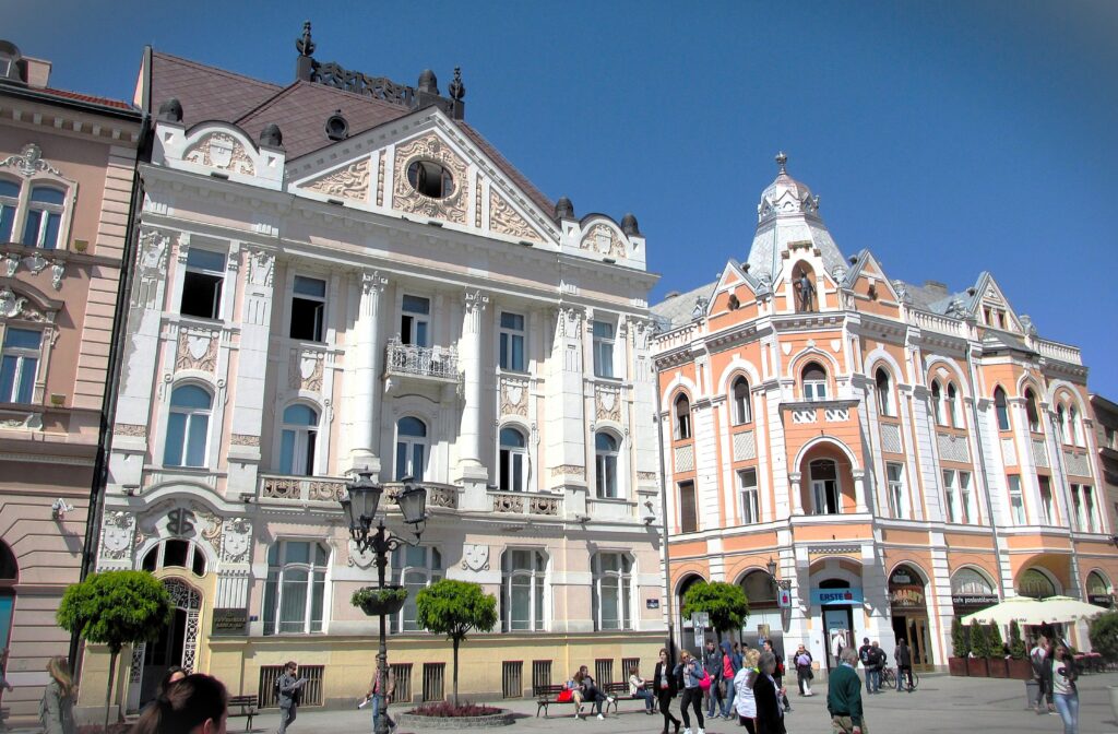 Palazzi lungo il corso pedonale. Foto LB